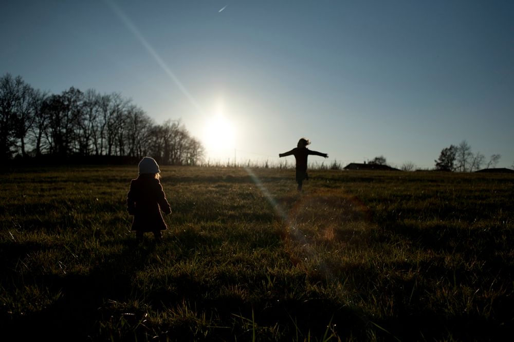 Tandis que le soleil couchant pose ses derniers rayons sur la prairie, il court vers sa sœur qu'il n'a pas vue depuis mille ans.