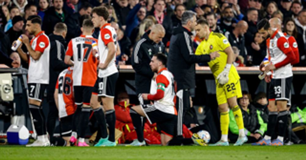 Twee vrienden scanderen Hamasliederen in de Kuip, bij de rechter zitten ze gescheiden: ‘Hij heeft het met zijn dronken kop gedaan’