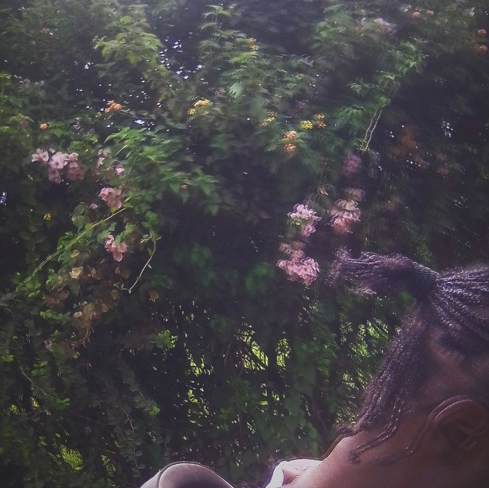 hair journey month N⁰ 4️⃣7️⃣ 
(4️⃣ years exact) 🙏

*the bougainvillea flower in the background*