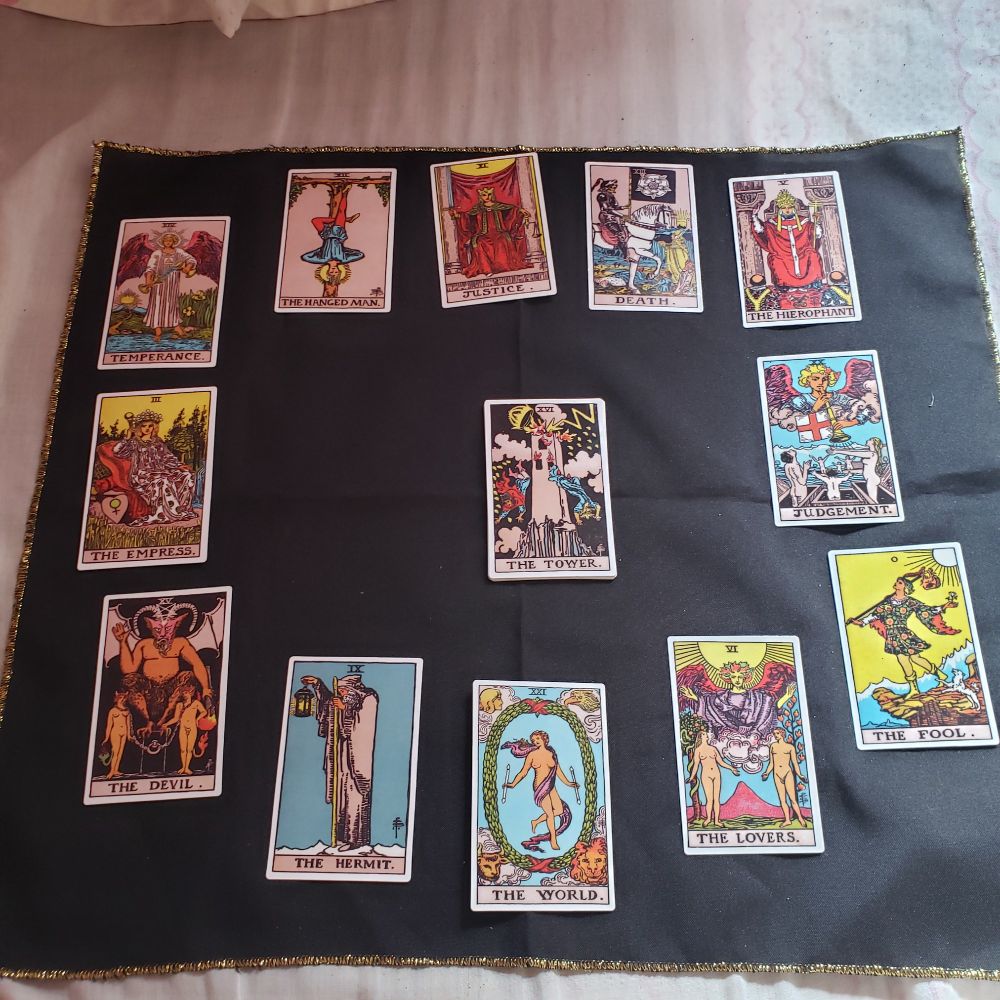 foto exatamente igual a anterior mas mostra a carta do fundo do deck que é a torre no centro do círculo 