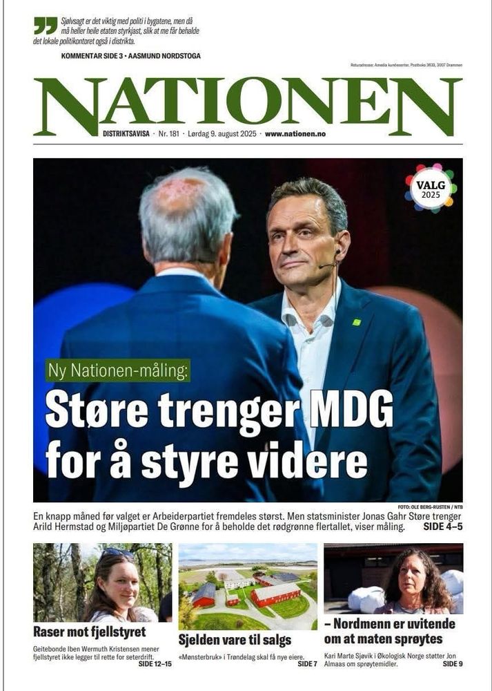 Forsiden av avisen Nationen 9. august 2025 med hovedsak om en ny meningsmåling. Overskriften lyder: «Støre trenger MDG for å styre videre». Bildet viser statsminister Jonas Gahr Støre (bakfra) i samtale med Arild Hermstad fra Miljøpartiet De Grønne under en debatt. Ingressen forteller at Arbeiderpartiet fortsatt er størst én måned før valget, men at Støre må ha støtte fra MDG for å beholde rødgrønt flertall. 
