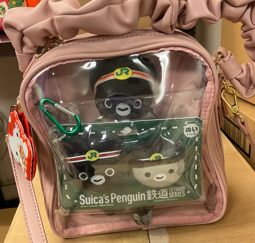 痛バブランド：MARSLY（マーズリー）
ギャザーハンドルバッグ
Suicaのペンギン駅員さんマスコット
Suicaのぬいバッジ