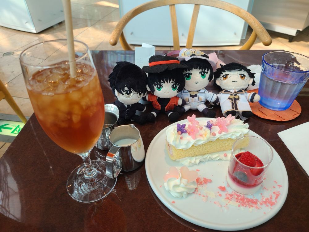 新国立美術館内にあるカフェ
サロン・ド・テロンド
カードキャプターさくら クリアカード編
秋穂のロールケーキとミルクティー
¥２２００
東京BABYLONの皇昴流君と桜塚星史郎さんのマスコットぬいぐるみ