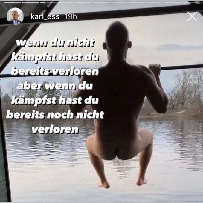 Karl Ess macht nackt Klimmzüge an einem See darüber der Schriftzug "Wenn du nicht kämpfst hast du bereits verloren aber wenn du kämpfst hast du bereits nocht nicht verloren"