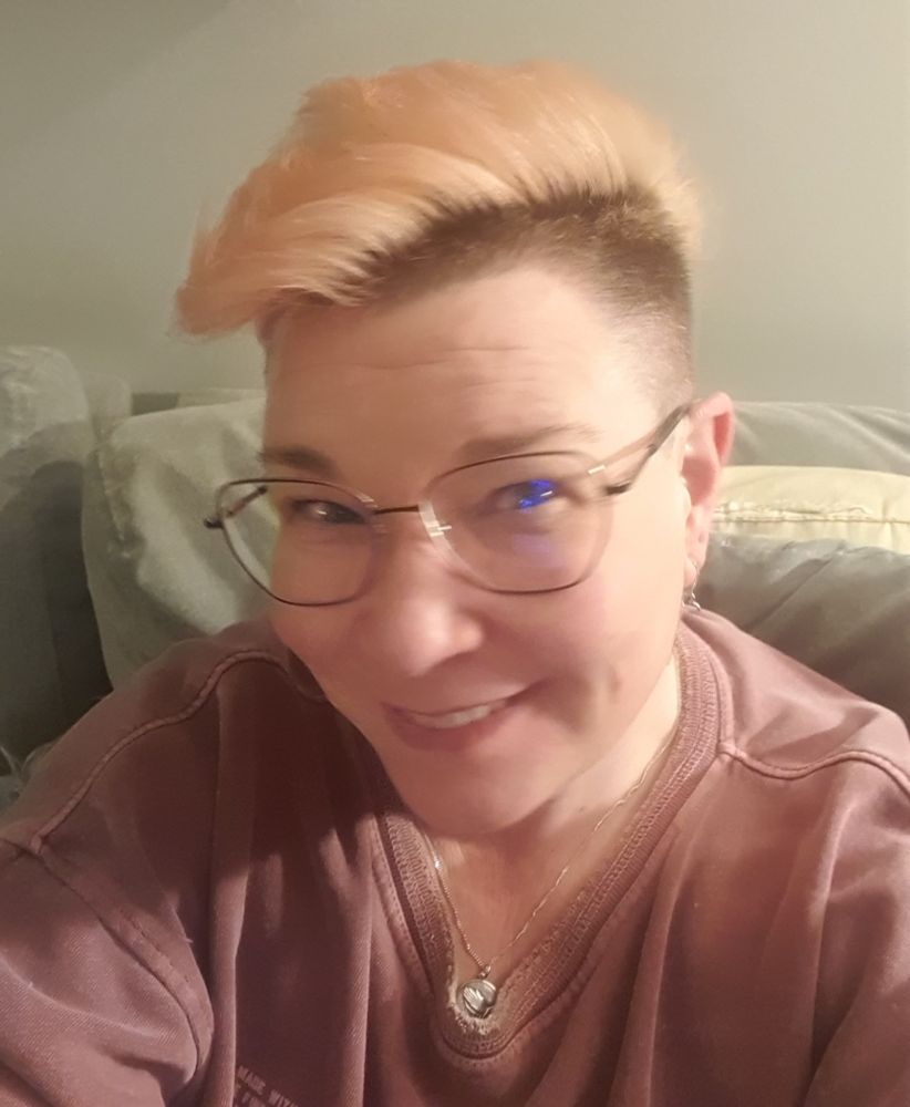 Uusi lyhyt tukka kampaajareissun jäljiltä. Väri aprikoosi.