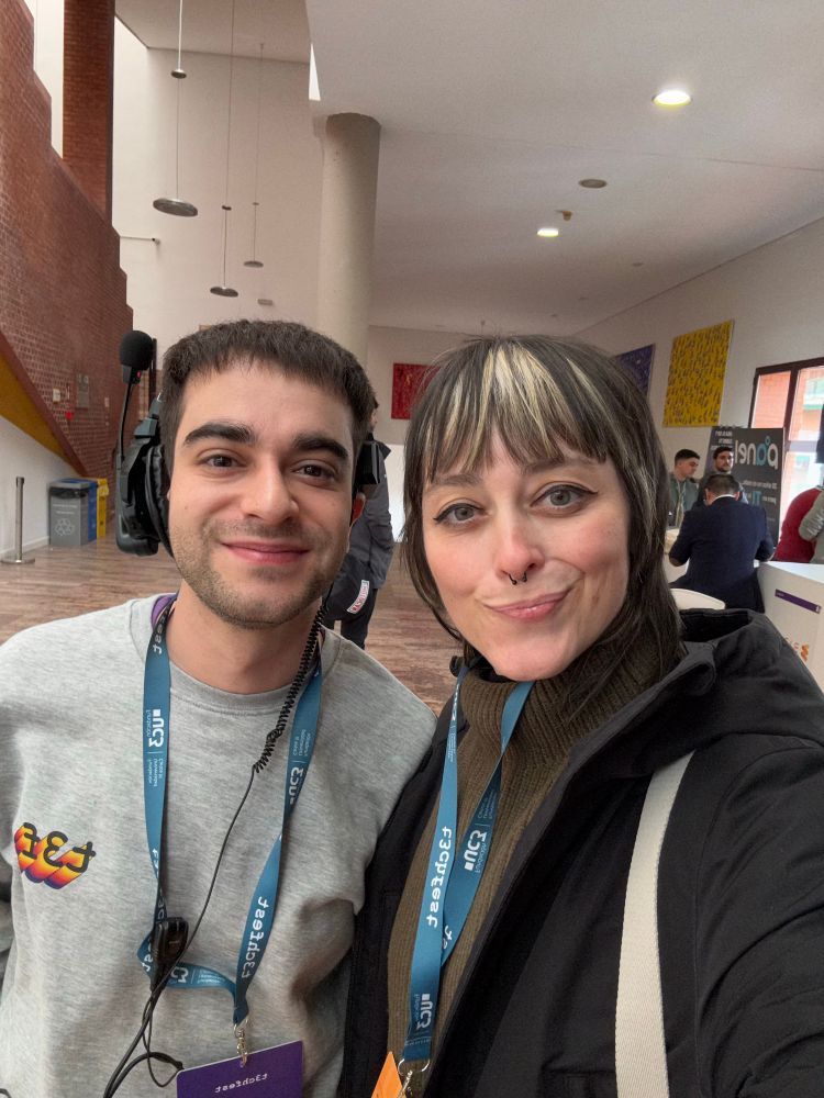 Anawolfdev con el boss super organizador Mario del t3chfest