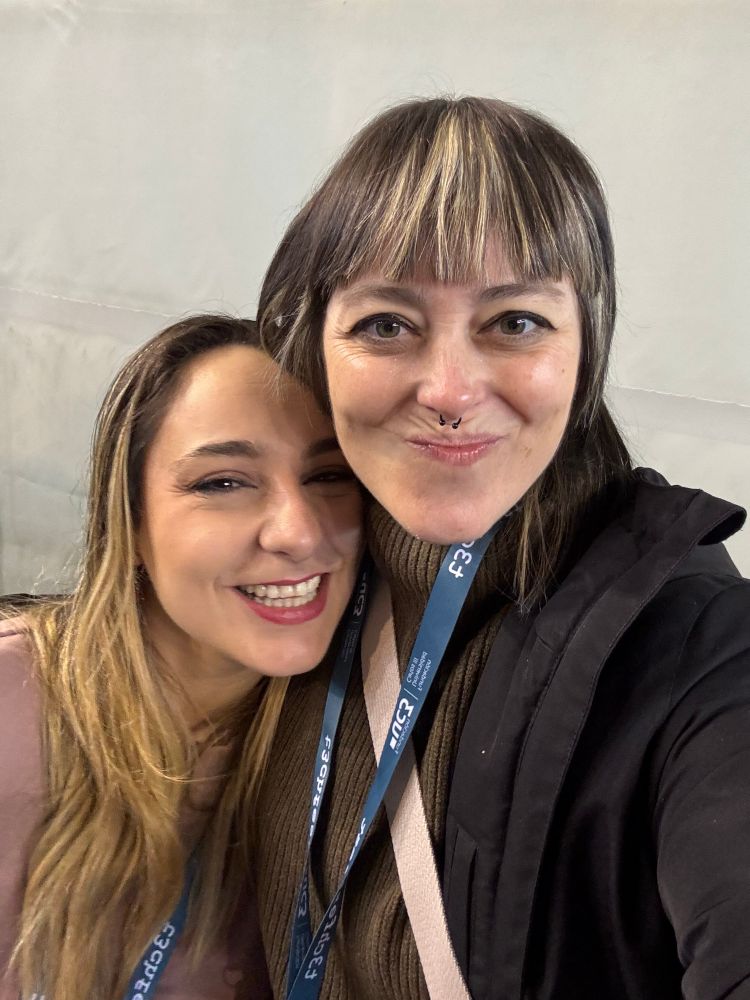 Jimena y Anawolfdev en el t3chfest 