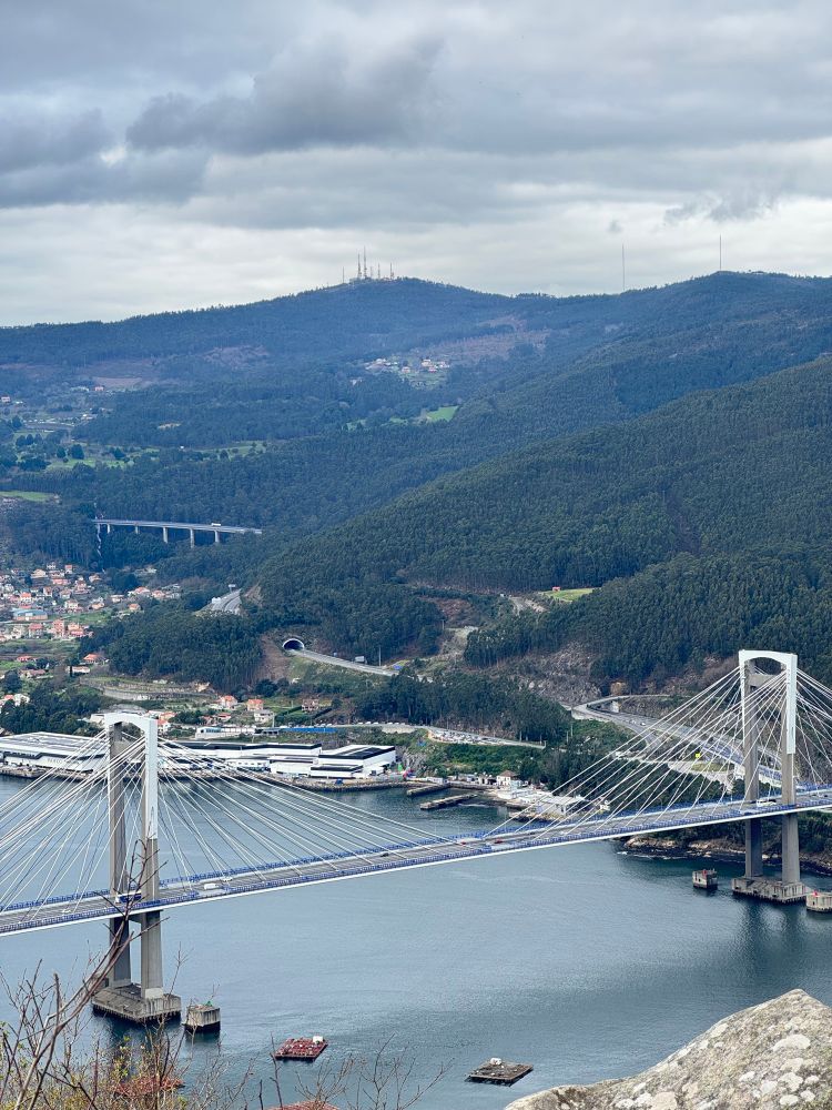 Foto realizada desde el mirador del campo de la rata (vigo) donde se puede ver el puente de Rande, la ría, etc.