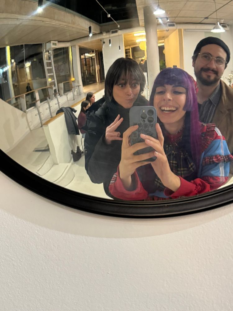 Salgo con un par de amiguis, Anaís y Elías, que nos estamos haciendo una foto en el espejo con efecto ojo de pez de la cafetería Hiday.