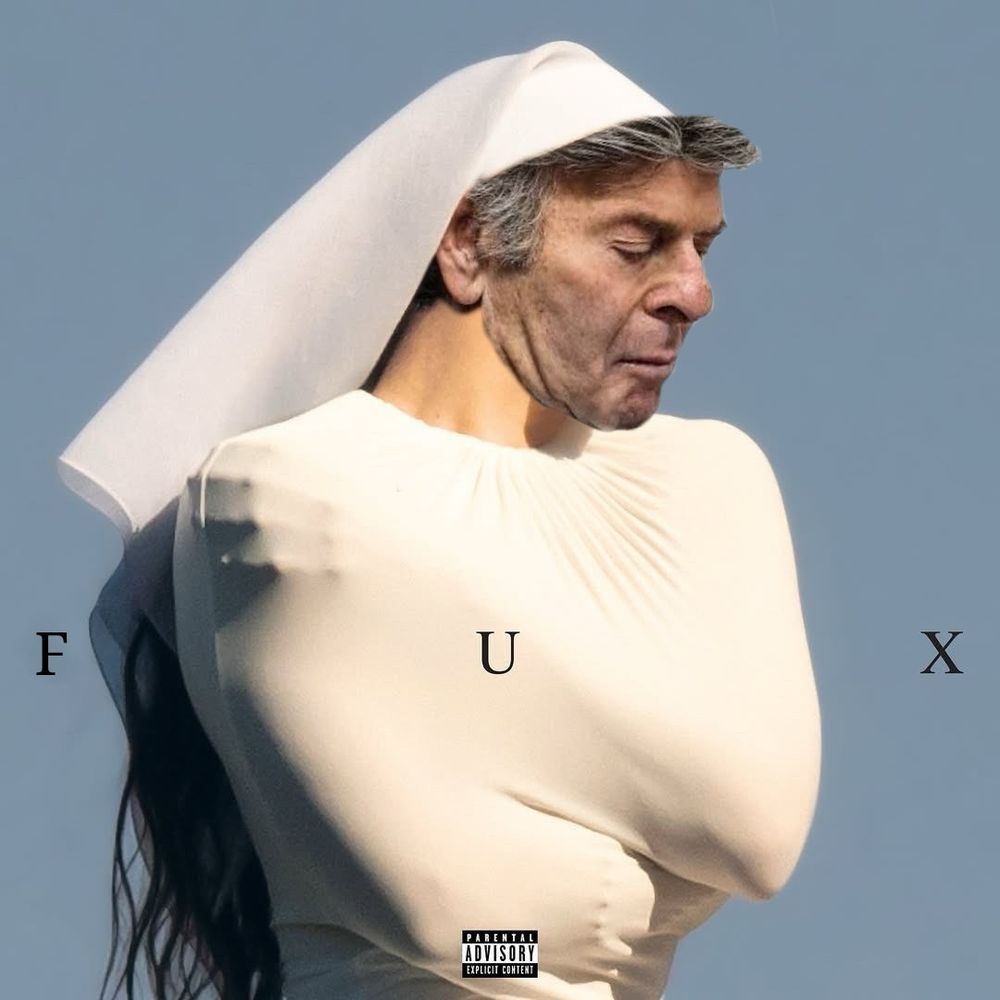 imagem da capa do disco "lux" da cantora Rosalia onde ela aparece vestida de freira com vestes brancas e sua roupa não tem mangas, então seus braços estão para dentro e ela se abraçar.  Mas esta imagem está editada, em de lux se lê "fux" e o rosto do ministro do stj com esse nome está  no lugar do rosto da cantora
