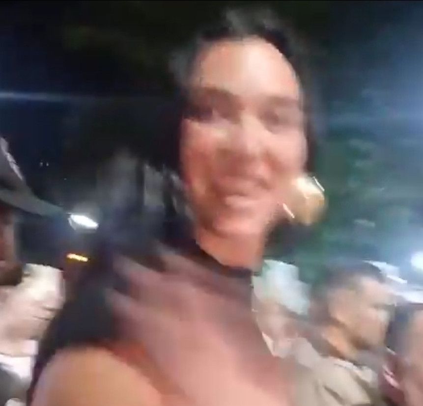 foto muito desfocada da cantora dua lipa em movimento