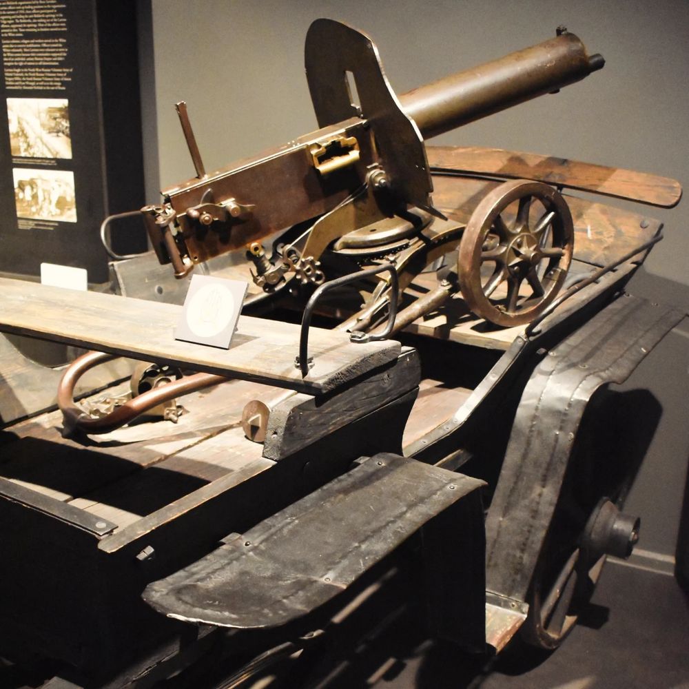 Une tatchanka, un véhicule de combat tracté par un, deux, trois ou quatre chevaux utilisé lors de la Révolution russe, la Première Guerre mondiale et même encore la Seconde Guerre mondiale. Une mitrailleuse à l'arrière combinait mobilité et puissance de feu en accompagnement de la cavalerie. Un véritable mythe des guerres révolutionnaires à l'est.