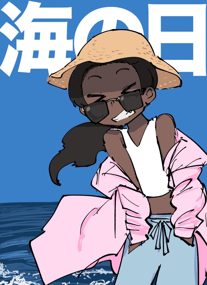 海の日なので海のイラスト。『アリスと蔵六』の登場人物「ノエミ」が青空と水平線をバックにおしゃれをして笑顔で立っている。短いタンクトップ、ピンクの長袖シャツ、ニットのチューリップハット、ジーンズ、サングラス。