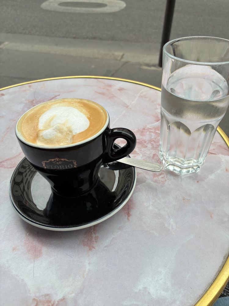 Kaffee mit Milch in Paris 