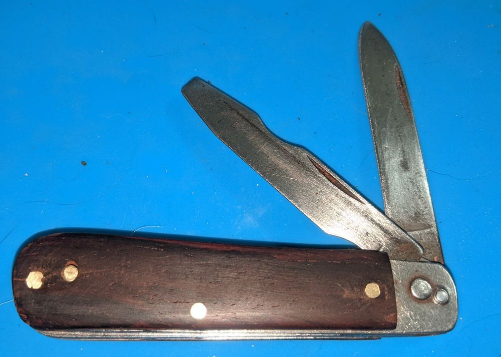 Folding knife with a knife blade and a screwdriver blade
