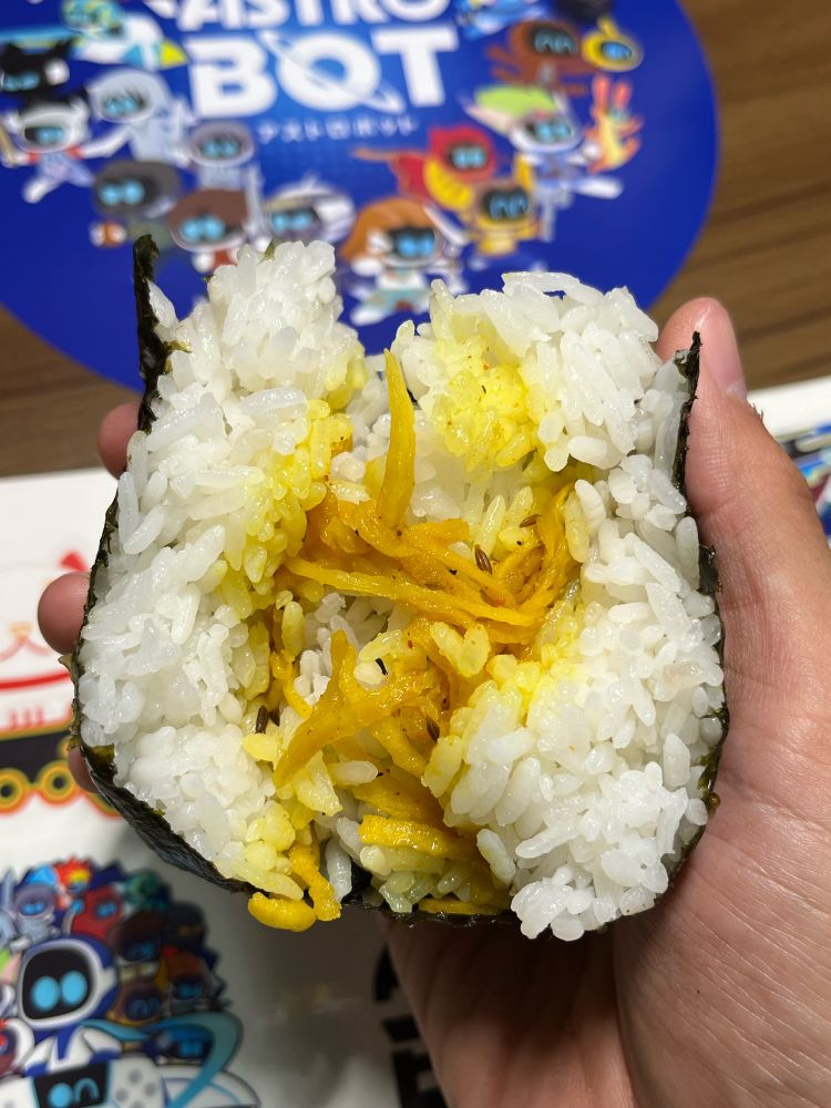 これは家に帰ってから食べているもので切り干し大根のアチャールおにぎりです！切り干し大根のアチャールはサンラサーの付け合せのアチャールの中でも人気が高く、定番のアチャールになってます👍
辛さの中でもスパイスの旨みがあってとても美味い！