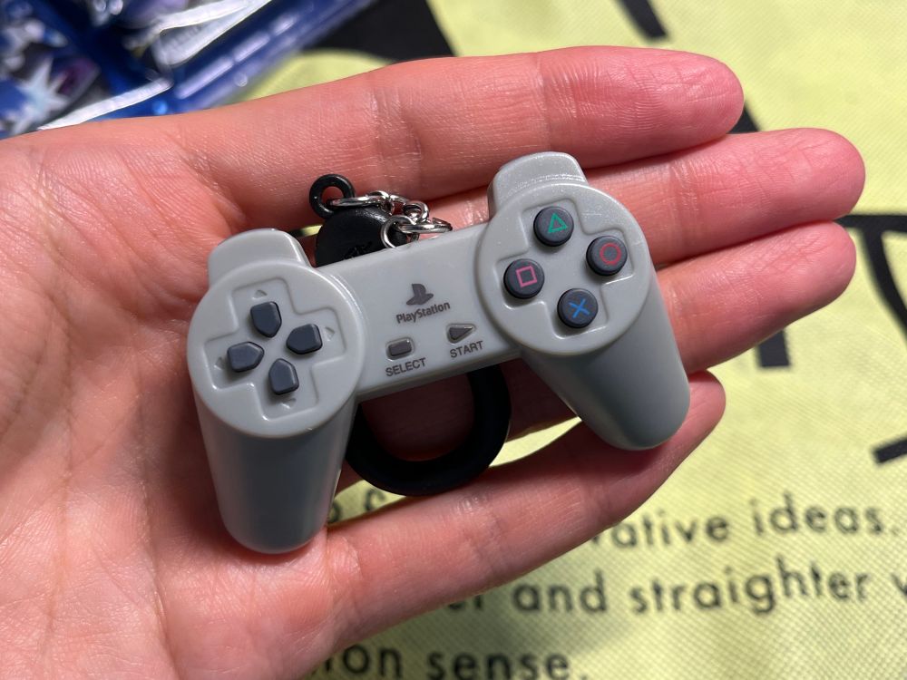 ランダムキーホルダーは初代PSコントローラーが出ました〜！🎮
シンプルイズベスト！
