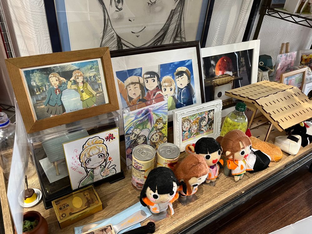 自作ぬいや色紙イラスト、謎のグッズ等、相変わらず多種多様なバリエーションに飛んだ物が勢揃いで、ここまで揃えられる熱量に驚かされるばかりです、
いつか自分も何か作ってみたい気持ちはあれど、なかなか難しいだろうなぁ