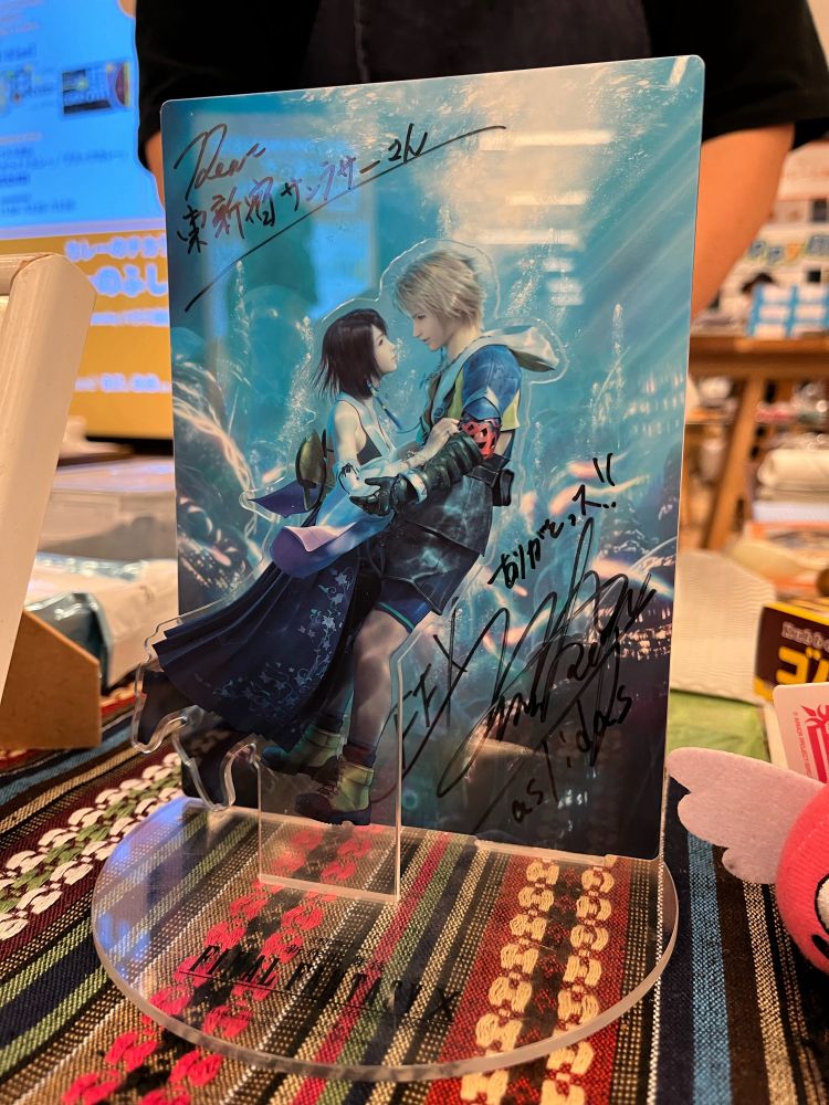 まりこさんがこの日のために持ち込んだFF10歌舞伎の特製アクスタに森田成一さんのサインが！
しかもこの時のサインはなんと今のサインではなく、FF10でデビューした当時の時代のサインを再現して書いてくれたんだそうです！なんと素晴らしい活きの良さ〜！！！😂