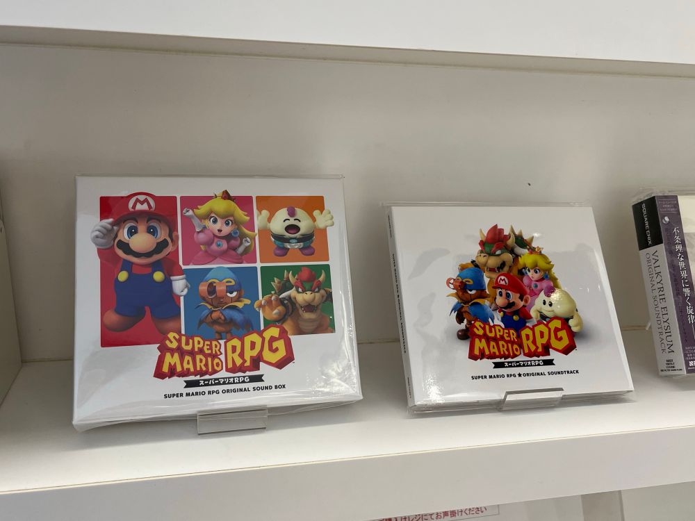 グッズスペースの奥にある音楽CDコーナーには去年Switchで発売されたスーパーマリオRPGリメイクのサントラが売ってました…！🍄
ちなみに写真には写ってませんが、左上上部の棚にはLPレコードも置いてありました