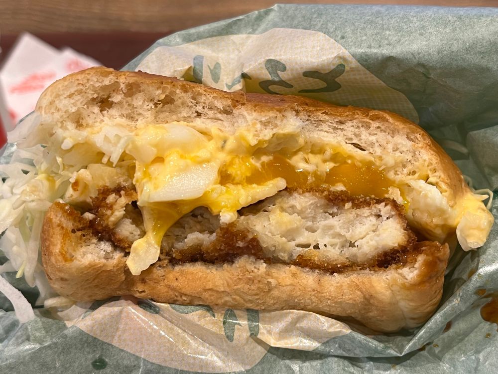 食べかけの画像で申し訳ないですが、トロットロの半熟卵にこれまたタマゴをたっぷり使ってそうなタルタルソースがふんだんに乗ったこちらの和カツバーガー、お肉のジューシーさもあって、口を大きく開かないとかぶりつけないぐらいかなりの高さがあって、とっても美味しかったです😋
これはかなり美味い月見でしたね😋