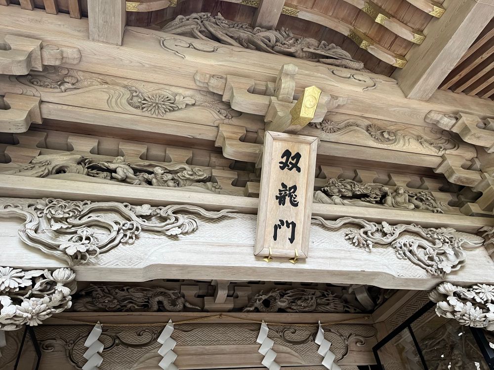 本殿へ続く階段を登った先で待ち構えるは最近修繕工事が終わったばかりの双龍門🐉