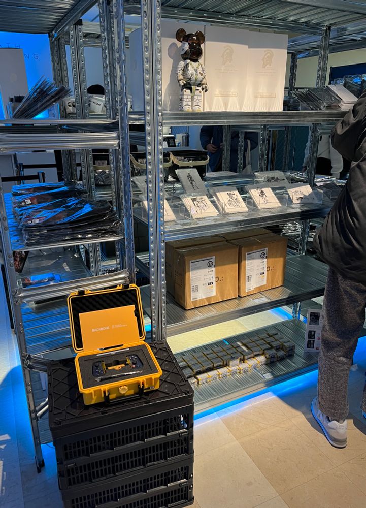 物販コーナーに入って正面すぐの売り場、ここには新川さんがデザインしたイラストが使われたポストカードが売っていたり、デススト2デザインのゲームコントローラーなどが売られていた🎮