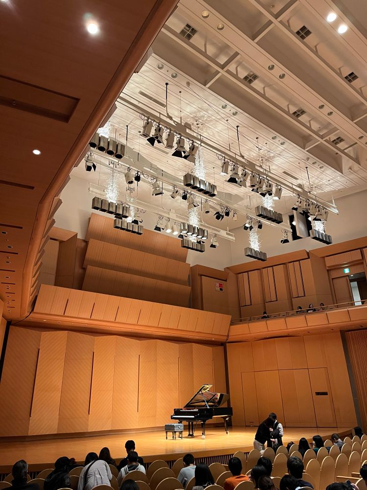 中央に置かれたピアノを囲むようにできている第一生命ホールのホール内。僕の席はS席で前から5列目の7番席というめちゃくちゃ良い神席でした👌