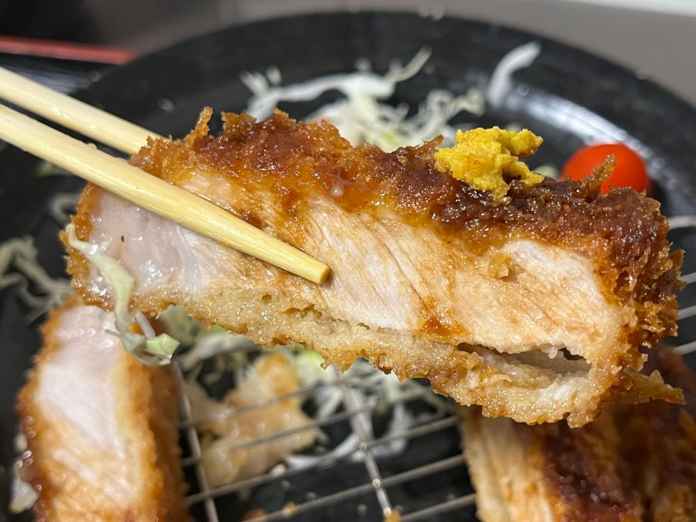 食べると肉厚ながらジューシーさに溢れたとんかつは、噛んだ瞬間から肉汁が口の中いっぱいに溢れ返り、揚げ具合も最高のカリカリ具合。
そのままでも充分美味いが、やはりソースと辛子を付けて食べるとんかつは最高で、先月の伊那市で食べたソースとんかつにも引けを取らないレベルの美味しさだった…！！！
超美味かったなぁ〜〜〜🥳🥳🥳