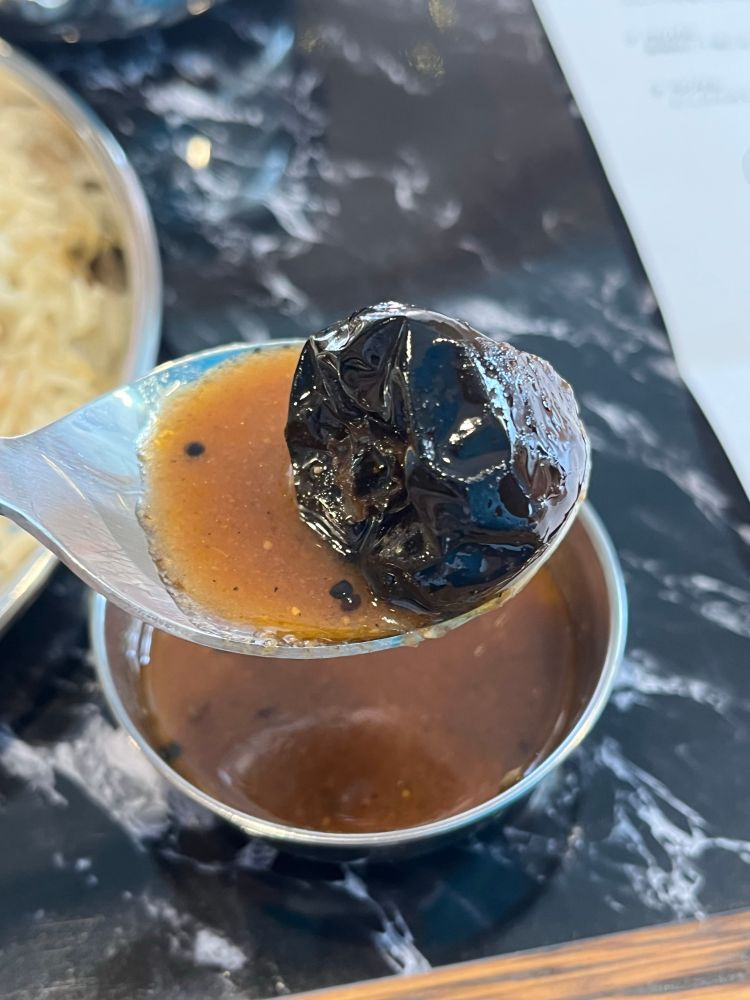 ラッサムはトマトの酸味と旨味をたっぷり濃縮したスープで、スパイスの辛味の中にしっかりとした酸味と旨味が両立している最高に美味しいスープ。
ちなみに写真に載ってる真ん中の黒いやつは爆弾とうがらしと言われるものらしく、物凄く辛いらしいのだが、食べたら意外とそんなに辛くなかった(笑)