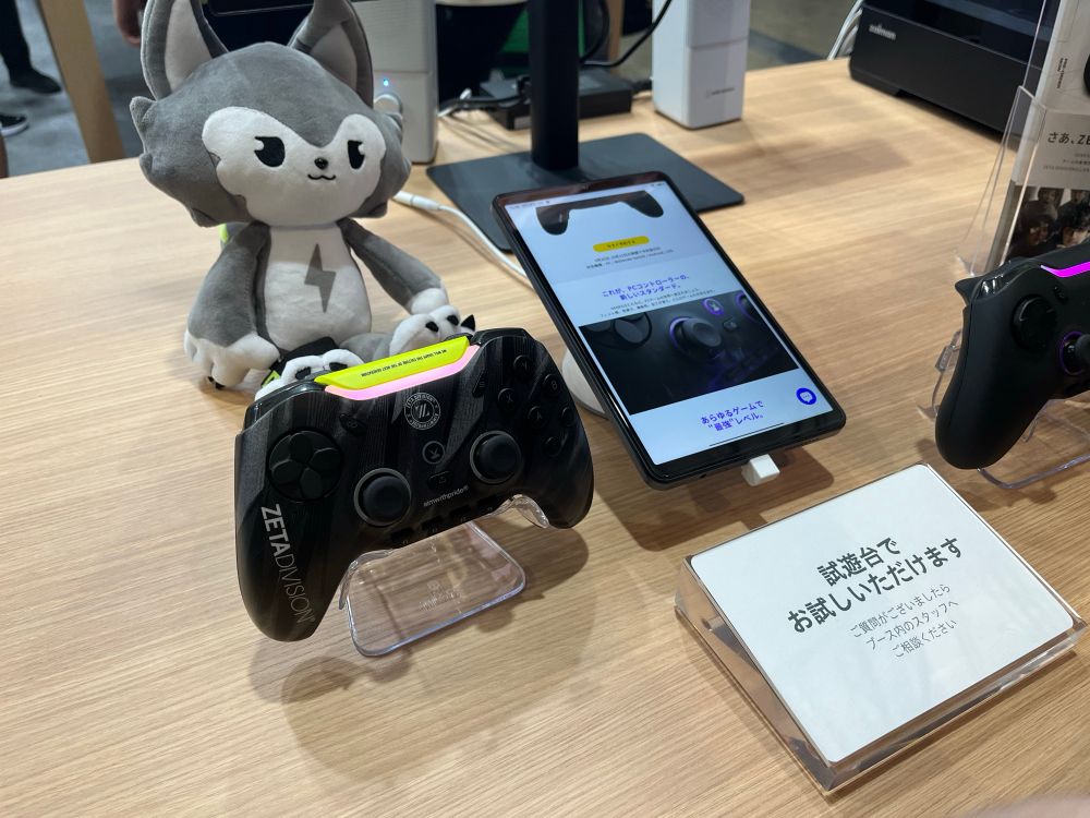 格ゲーやアクションが好きな同行者のフォロワーさんはPCゲーマーでもあるのでPC関連の周辺機器を取り扱うメーカーさんの所へ立ち寄りました。
この画像に乗ってるコントローラー、最初に持った時あまりにも軽くてびっくりした思い出があります(笑)