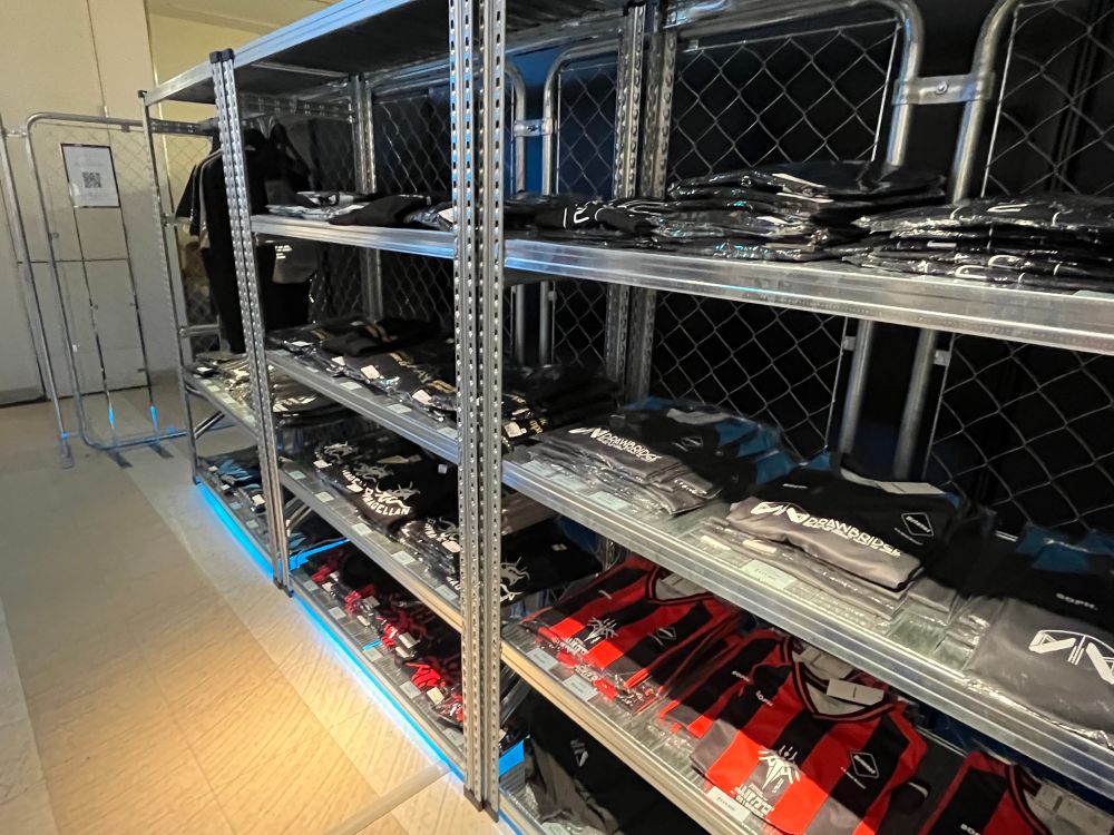 こちらは有名アパレルブランドとのコラボデザインで作られているTシャツなどが売られているところです。普通に万超えする商品が多かったのでなかなか手が出しにくい…でも普通に買ってる人いました(笑)