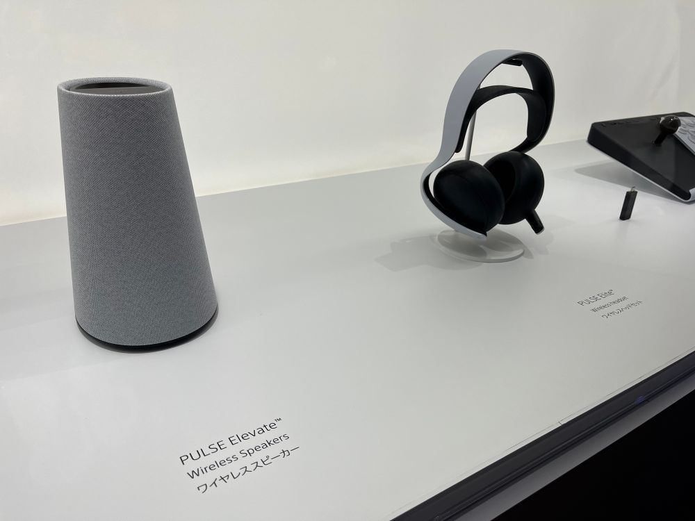 こちらはPlayStation Linkで繋げられるスピーカーや音響機器の紹介で、これもまた先日のSoPで発表されたPULSE Elevateワイヤレススピーカーの見本が展示されてました。
すっごくスマートな見た目で、音響がどれほど良いのか気になる…