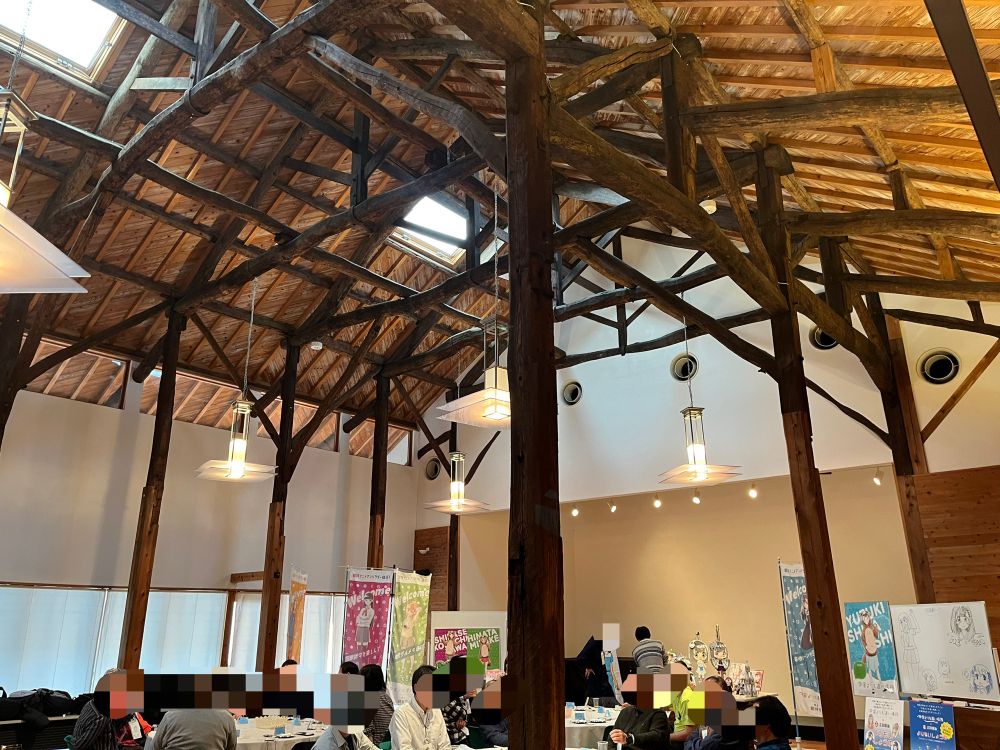 会場となった文右衛門ホールはかなり広々としていて、天井高もかなり高く、屋根から差し込む光が開放感を感じさせる空間になっててとても雰囲気の良い会場でした🙆‍♂️
ステージ部と思われる真ん中右手寄りの場所に祭壇が置いてあり、その更に右には参加者のおひとりが提案したホワイトボードが置いてありました。