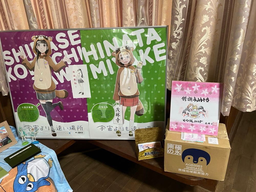 右側にはよりもい×茂林寺スペシャルデザインのポスターとおむすび弁当の箱に入ったiwacueさん(まもさん)のイラストカードが、そして出た南極の氷の箱(笑)
のしに描かれた絵も素敵でした〜👍