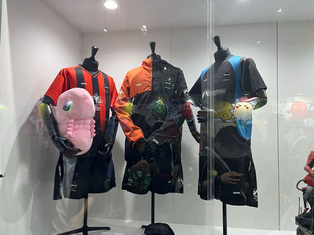 デススト2とアパレルブランドがコラボして作ったと思われる公式アパレルウェア。これを着ればあなたも跳ね橋部隊やゴーストメック部隊の一員になれるかも！？😂