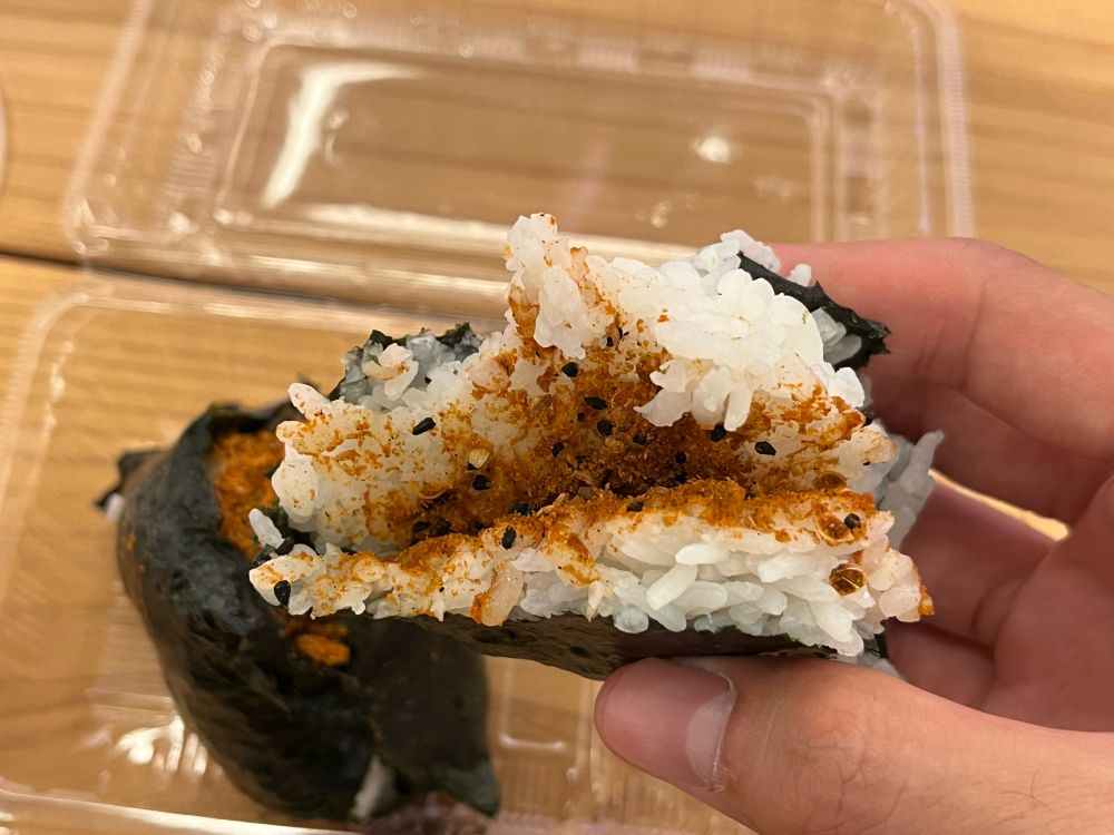 おにぎり(食べかけですみません…🙇‍♂️)は魔除けスパイス握りが特に美味しく、絶妙な配合バランスで作られたスパイスの旨味をおにぎりとして食べられるのが素晴らしいですよね👏