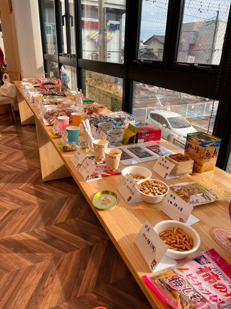 ・何故柿の種が？という説明について。
実は今年再販されたよりもいファンブックには、キャラクターの紹介ガイドの中にプロフィールが掲載されており、そこにはそれぞれのキャラクターの好きなものと、嫌いなものが載っているのですが、報瀬が好きなものの中に「柿の種」が載っており、報瀬は柿の種が好物というのが分かるのですが
実はこの柿の種が好きという設定はよりもいアニメの作中では一切明かされず、報瀬自身が柿の種が好きだと言う言及や描写は一切されていないので、ファンブックを読んだ人だけが知り得るある意味おまけ的な裏設定でもあるのです……が、そんな柿の種に今回のよりもいオフ会メンバーは注視し、通常の参加費に加えて「それぞれが調達した柿の種を持参する」というのが今回の報瀬誕オフ会の参加条件にもなっているのです(笑)

今回オフ会に参加した人の中には報瀬の柿の種設定を知らなかった方もいらっしゃったみたいなので、そんなファンでも知らない人がいるぐらいの設定に敢えてピックアップするとか、やはりこのオフ会マニアック過ぎるぜ…！(笑)