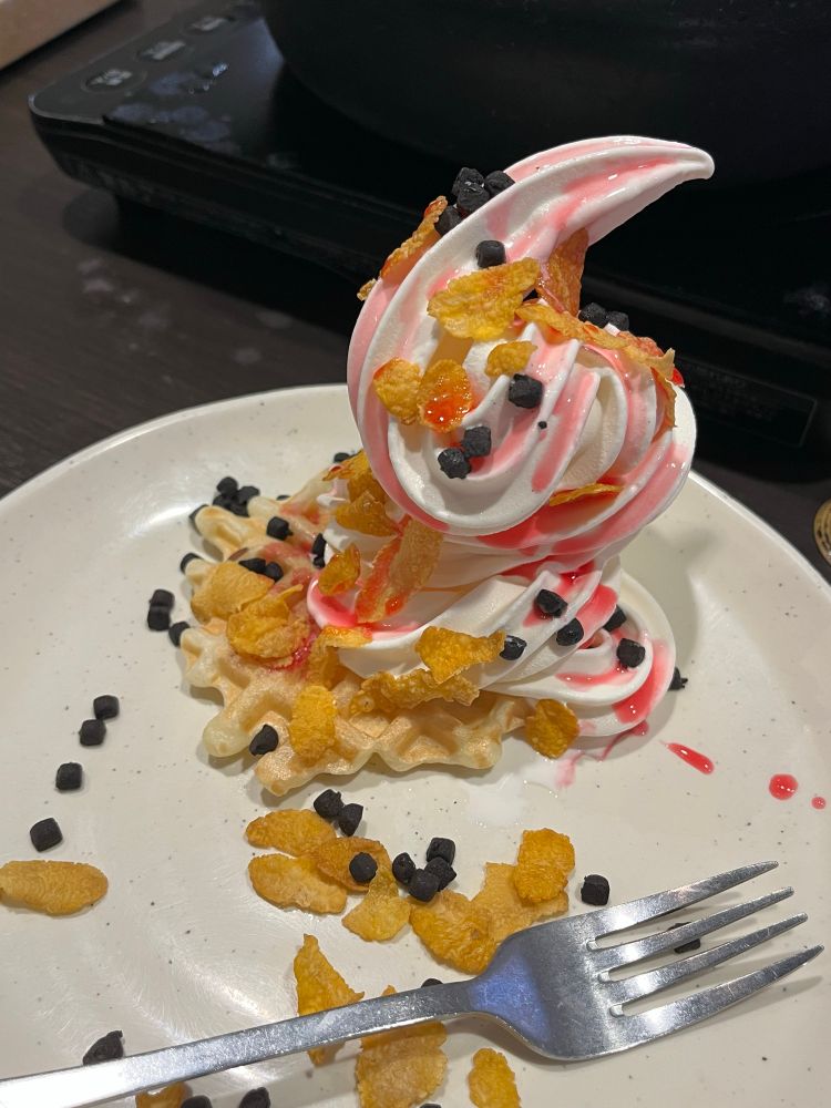 しゃぶ葉で作れる手作りワッフルをカスタムアレンジして作ったスイーツ🍦
美味かった😋