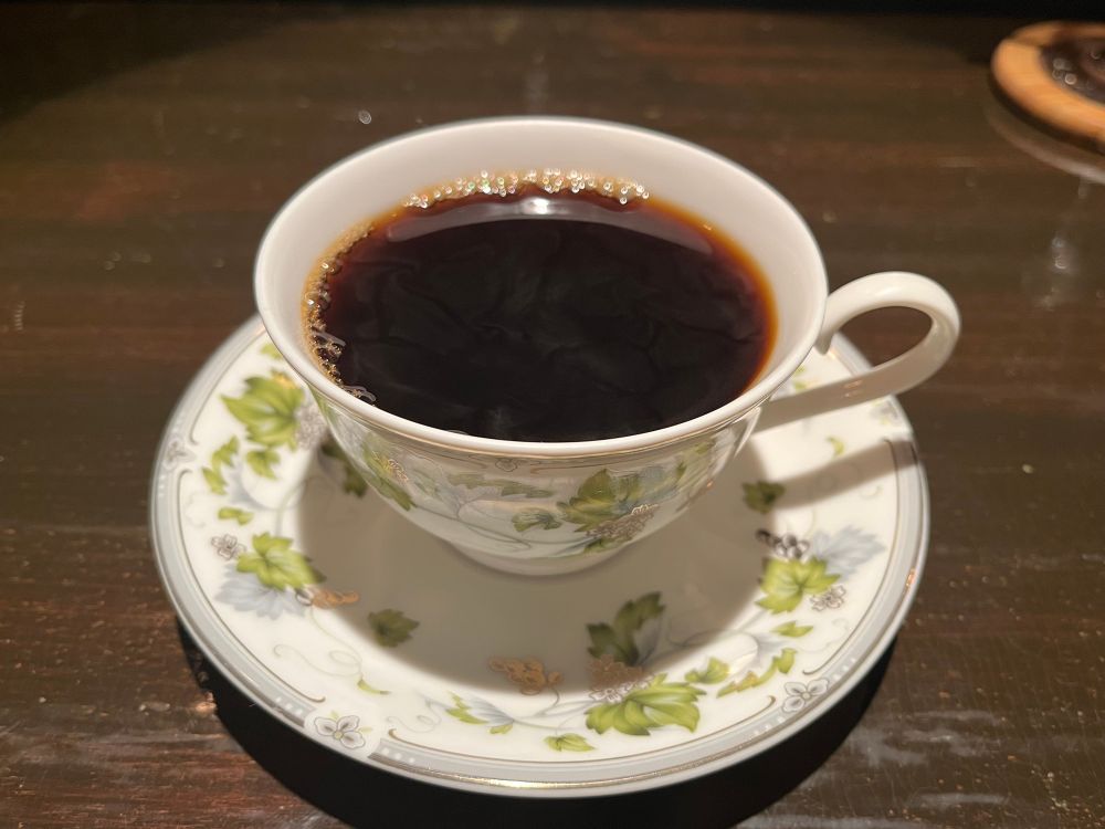 ホットコーヒー クエルクスブレンド
ただのコーヒーとは違う、こだわりの1杯。コーヒー専門店にも引けを取らない美味さ