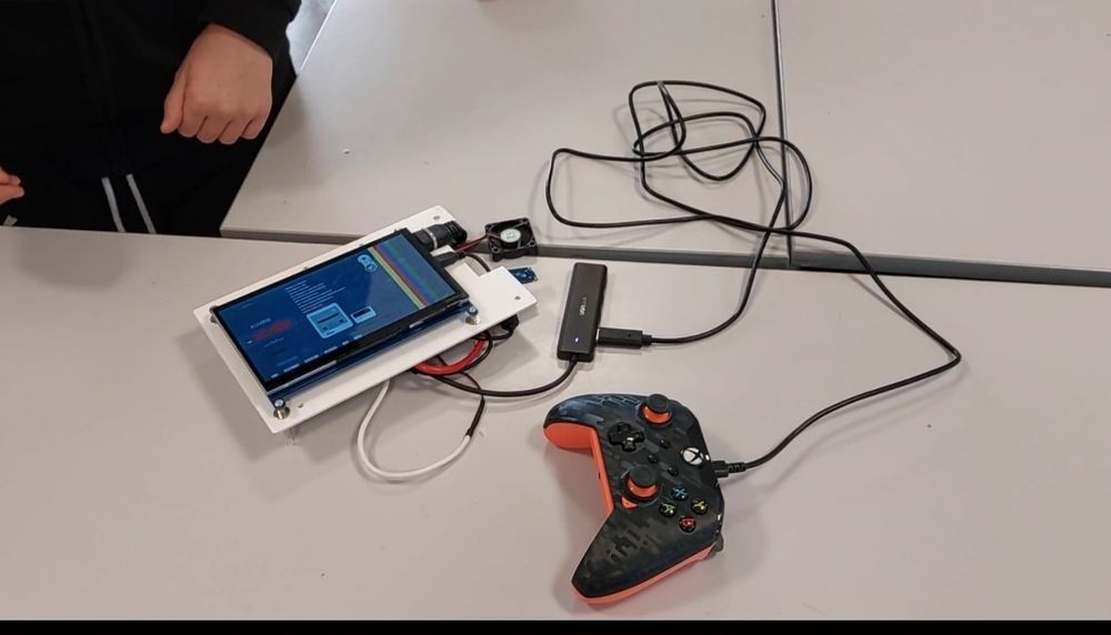 Console Retropibix créée par deux élèves de 5ème dans le cadre d'un Fablab. 