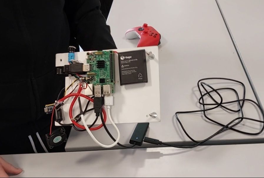 Console Retropibix créée par deux élèves de 5ème dans le cadre d'un Fablab. 