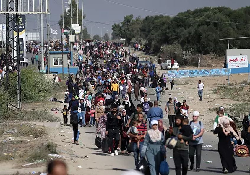 Palestinians fleeing northern Gaza on 9 November 2023 amid Israel's bombardment and siege of the enclave, and intense fighting between the Israeli military and Hamas fighters in the north. Credit: Mohammed Zaanoun/TNH