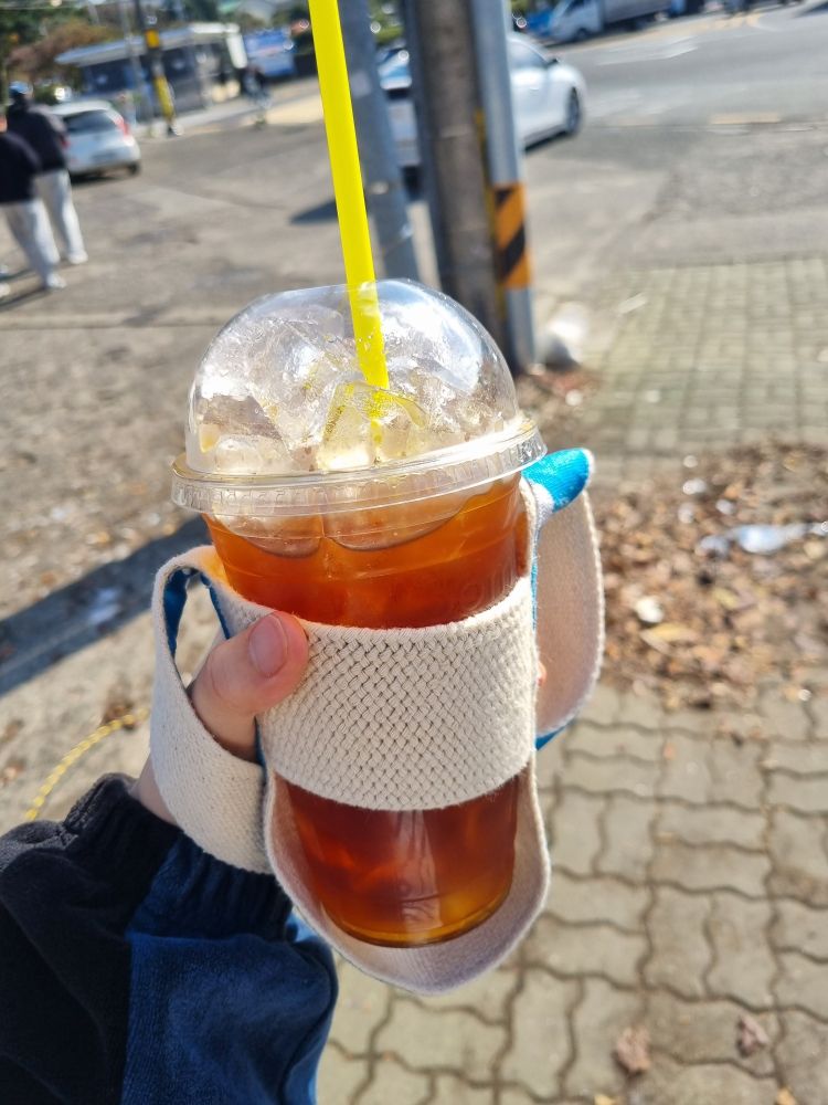 얼음이 가득찬 아메리카노. 얼음이 너무많아 빨대가 꽂히지 않는다.