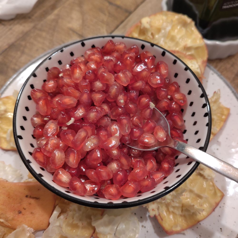 Pestki owocu granatu w misce