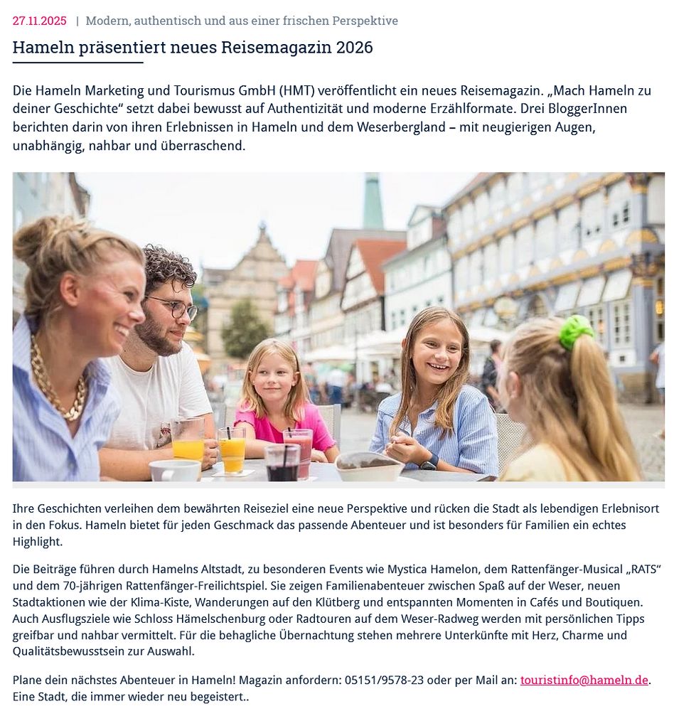 Homepagemeldung mit Bild einer Familie im Cafe