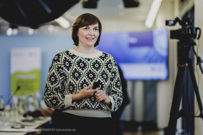 Quelle: BMBFSFJ
Über Mareike Lotte Wulf
Die niedersächsische CDU-Politikerin Mareike Lotte Wulf (45) trat bei der Bundestagswahl 2025 im Wahlkreis 46 Hameln-Pyrmont – Holzminden an und wurde nach 2021 zum zweiten Mal über die Liste in den Deutschen Bundestag gewählt. Ihre Arbeitsschwerpunkte der vergangenen Legislatur lagen in den Ausschüssen Arbeit und Soziales sowie Familie, Senioren, Frauen und Jugend. Mit der Konstituierung der neuen Bundesregierung ist Frau Wulf am 7. Mai 2025 zur Parlamentarischen Staatssekretärin im Bundesministerium für Bildung, Familie, Senioren, Frauen und Jugend ernannt worden und übt dieses Amt seither aus. Wulf ist seit 2015 politisch in der CDU aktiv, im Jahr 2017 schaffte sie den Einzug in den Niedersächsischen Landtag und war dort stellvertretende Vorsitzende der CDU-Landtagsfraktion für die Bereiche Kultus und Wirtschaft sowie bildungspolitische und frauenpolitische Sprecherin der Fraktion. Zuvor arbeitete Wulf als Leiterin Bildung und Gesellschaftspolitik und Mitglied der Geschäftsführung bei den Unternehmerverbänden Niedersachsen (UVN) in Hannover. Mareike Lotte Wulf lebt mit ihrem Mann und Hund „Bowski“ in Ohr in Emmerthal im Weserbergland

