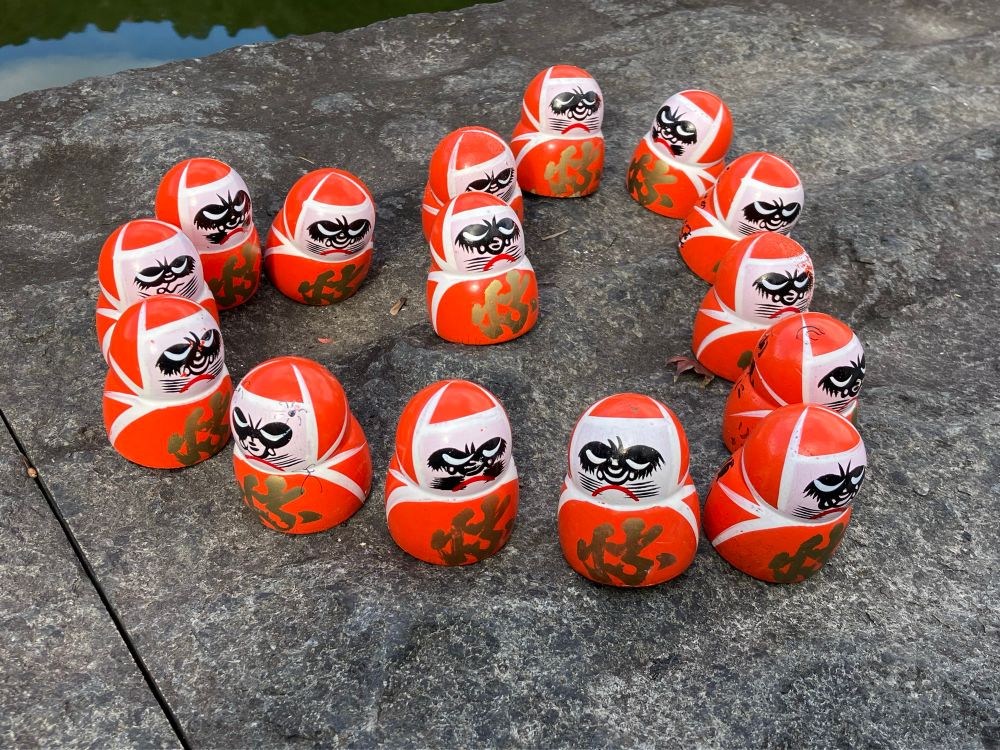 勝尾寺にて ハート型に置かれた小さいだるま