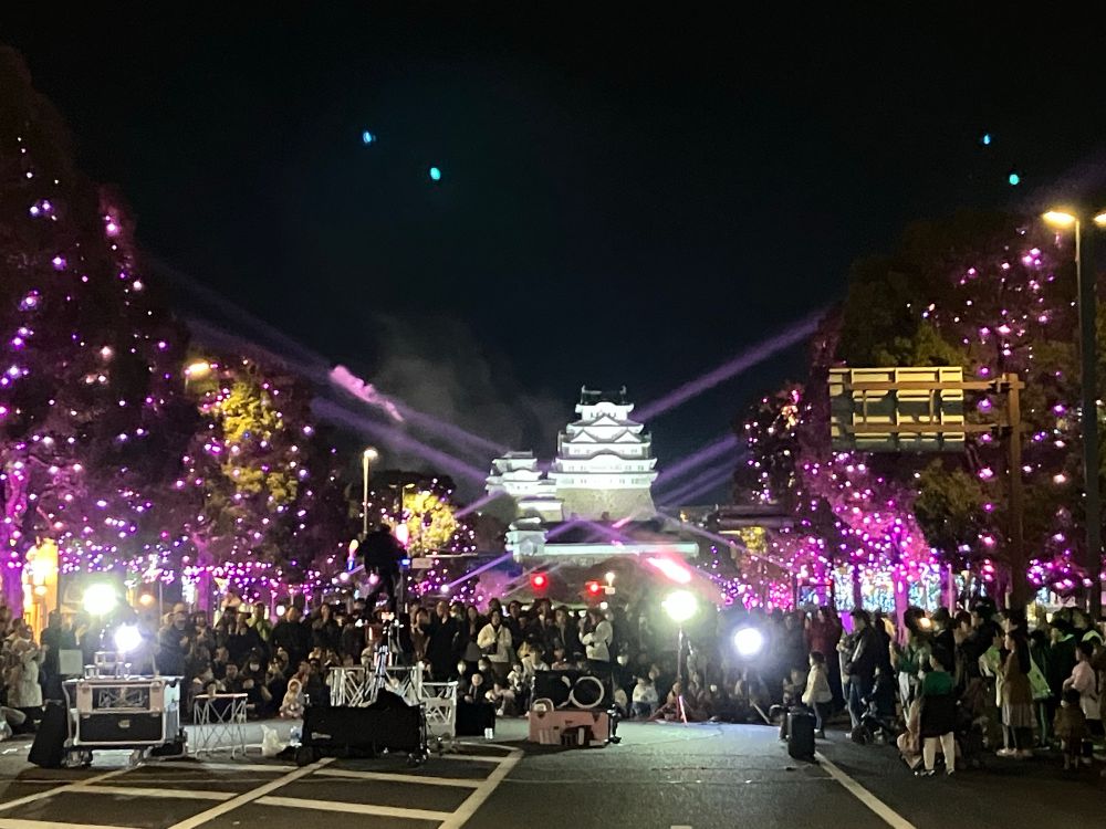 姫路城の前の大通り 歩行者天国になっており人が集まる 街路樹がイルミネーションで輝いている