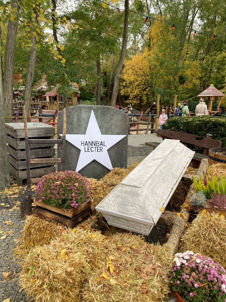 Halloween Dekoration. Ein Sarg mit einem Stern daneben. Auf dem Stern steht "Hannibal Lecter "